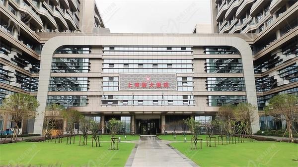 上海醫(yī)大醫(yī)院眼科劉瑜怎么樣？25年萬例手術(shù)-做晶體植入/白內(nèi)障治療